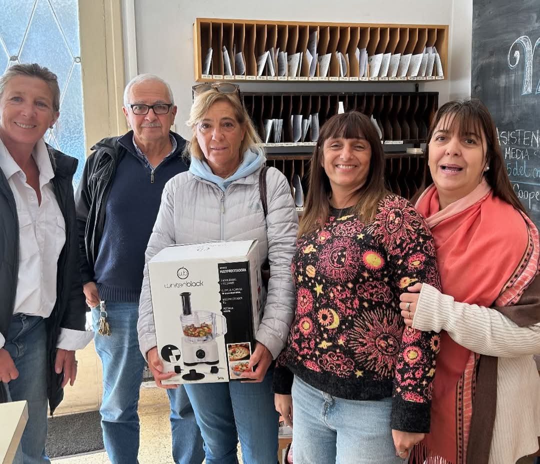 El Consejo Escolar entrego Multiprocesadoras
